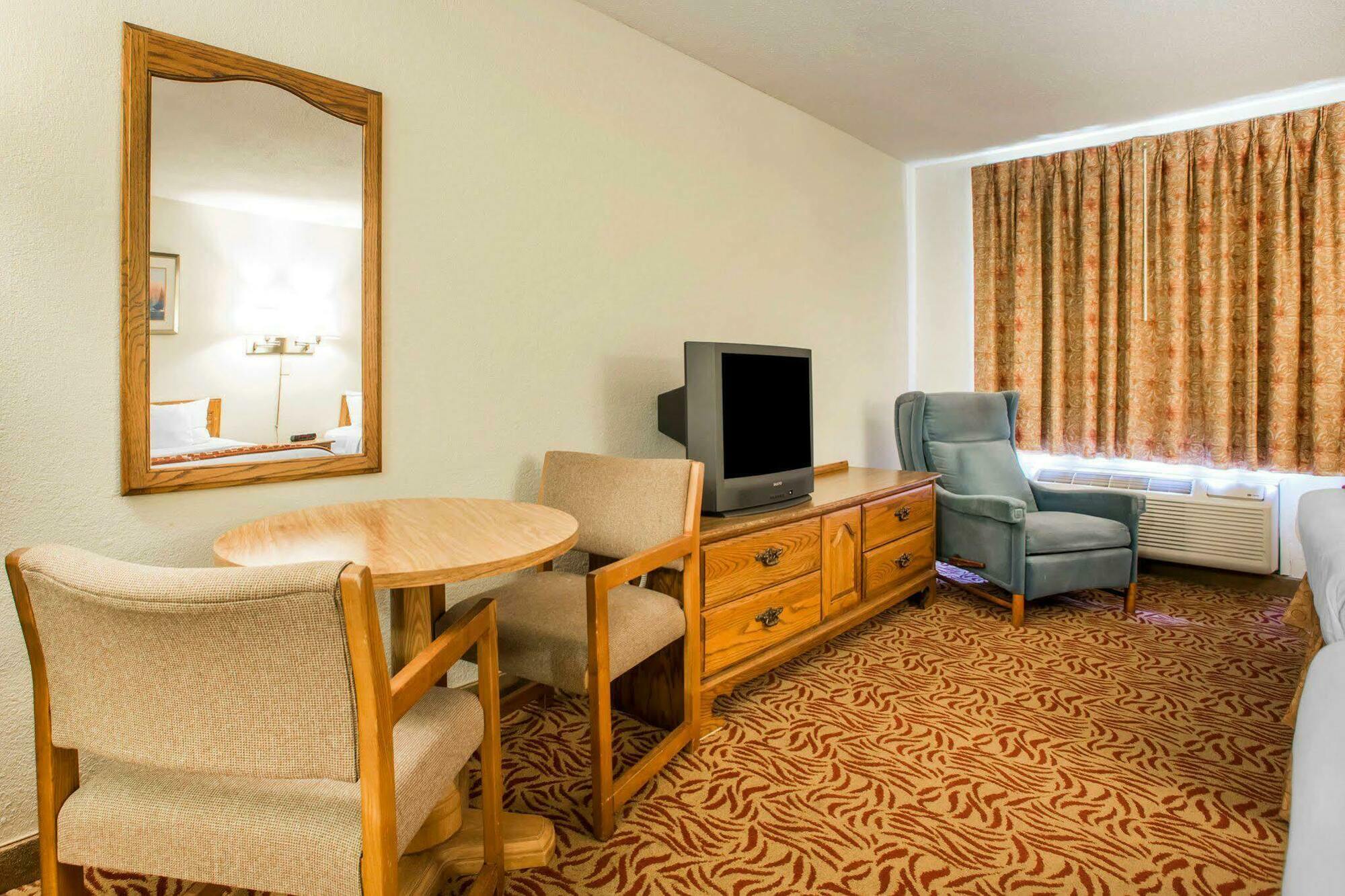 University Inn & Suites Stevens Point Zewnętrze zdjęcie